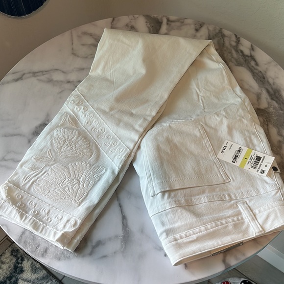 Brand new White cropped pants - Picture 3 of 3